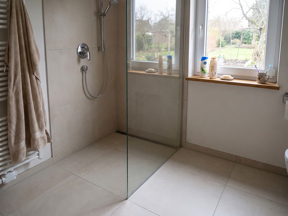 Fertig saniertes Bad mit bodengleicher Dusche, KI-generiertes Beispielbild