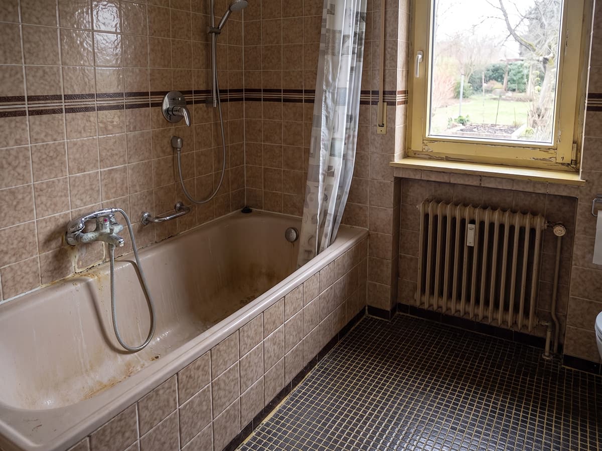 Unsaniertes Bad von 1978 mit Badewanne und braunen Fliesen, KI-generiertes Beispielbild