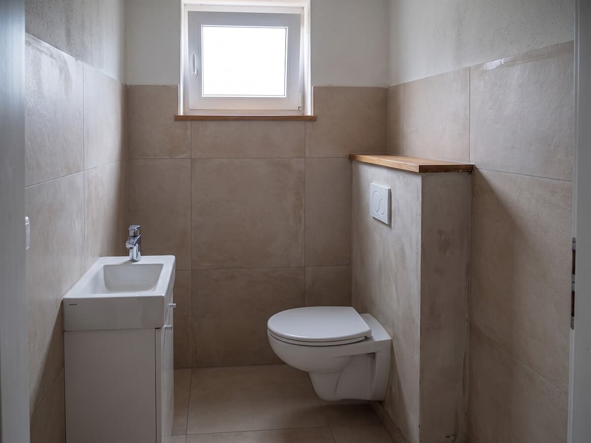 Saniertes Gäste-WC mit wandhängendem WC, KI-generiertes Beispielbild