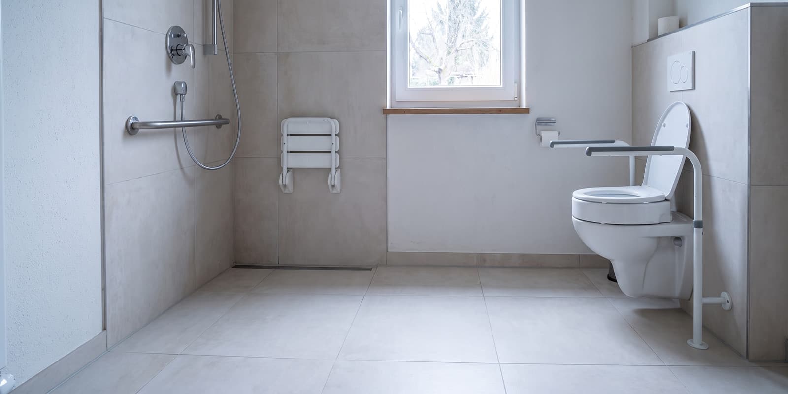 Barrierefreies Bad mit bodengleicher Dusche, Haltegriff, Duschsitz und erhöhtem WC, KI-generiertes Beispielbild